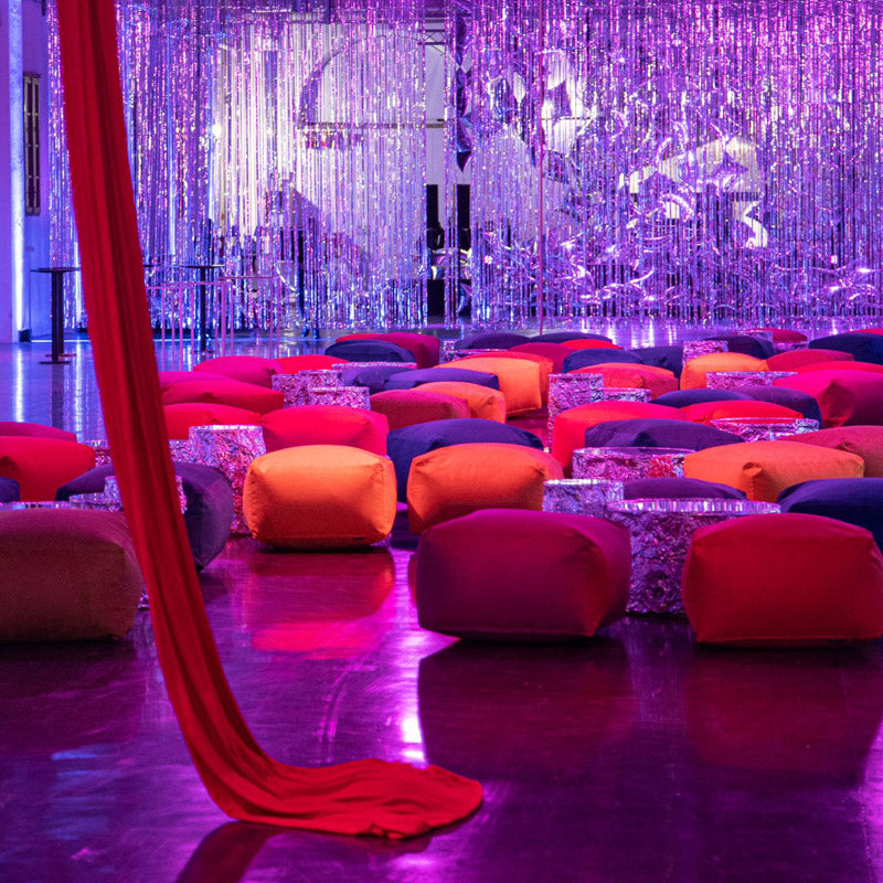 Allestimento di un evento con pouf colorati gialli rossi verdi blu