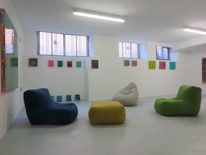 studio d'arte arredato con pouf e poltrone sacco colorate