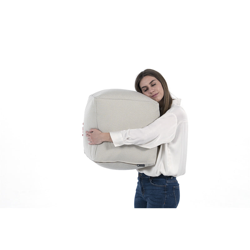 ragazza che abbraccia un pouf morbido