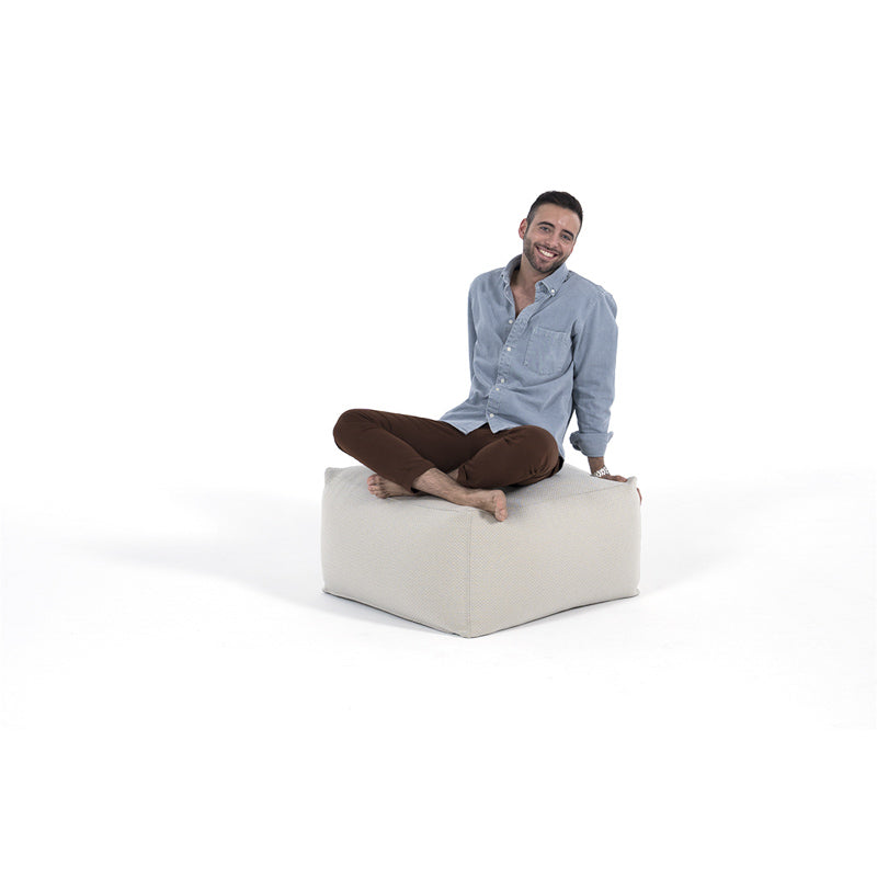 ragazzo seduto su un pouf morbido